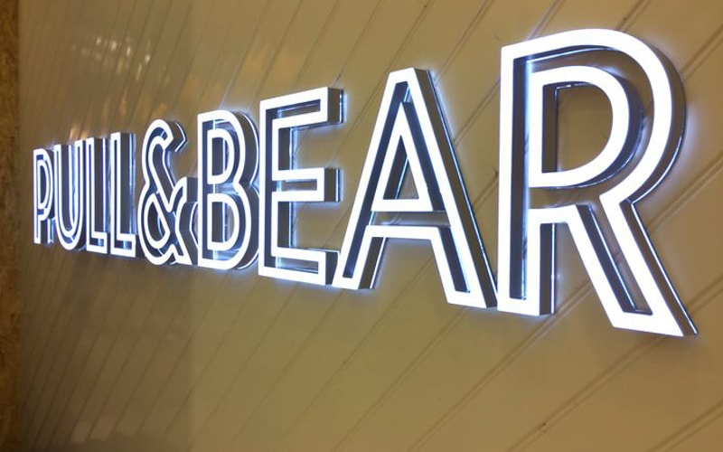 lighted-acrylic-white-mall-pull-bear-2.jpg